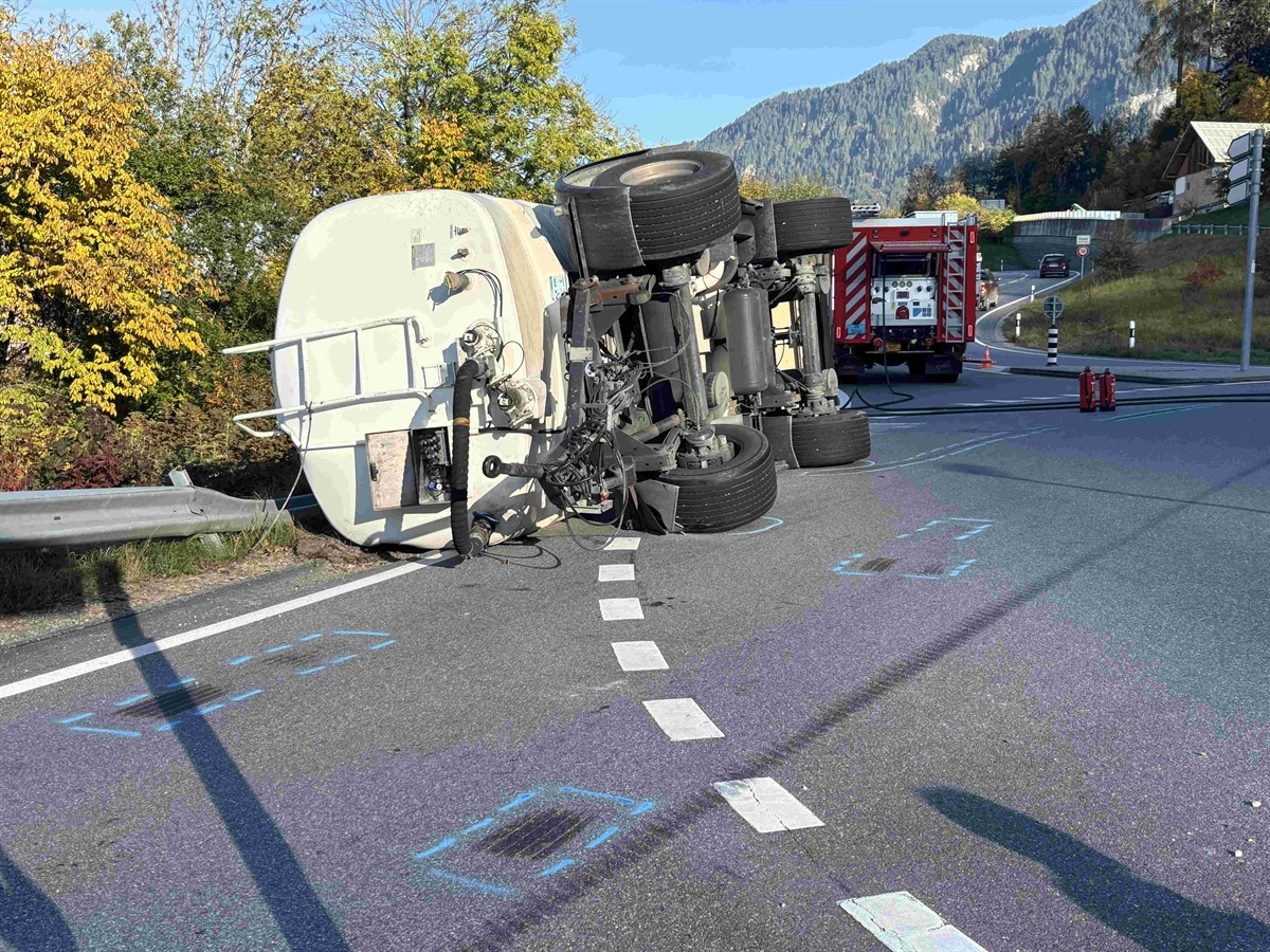 Detailaufnahme gekippter Anhänger