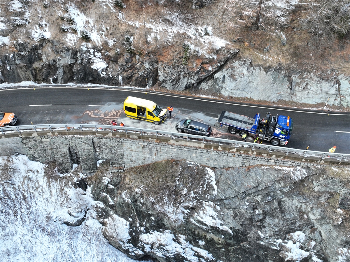 Drohnenbild der N29. Auf der Nordspur stehen die beiden Unfallfahrzeuge sowie der Lastwagen des Abschleppdienstes. Mehrere Einsatzkräfte bewegen sich auf der Strasse