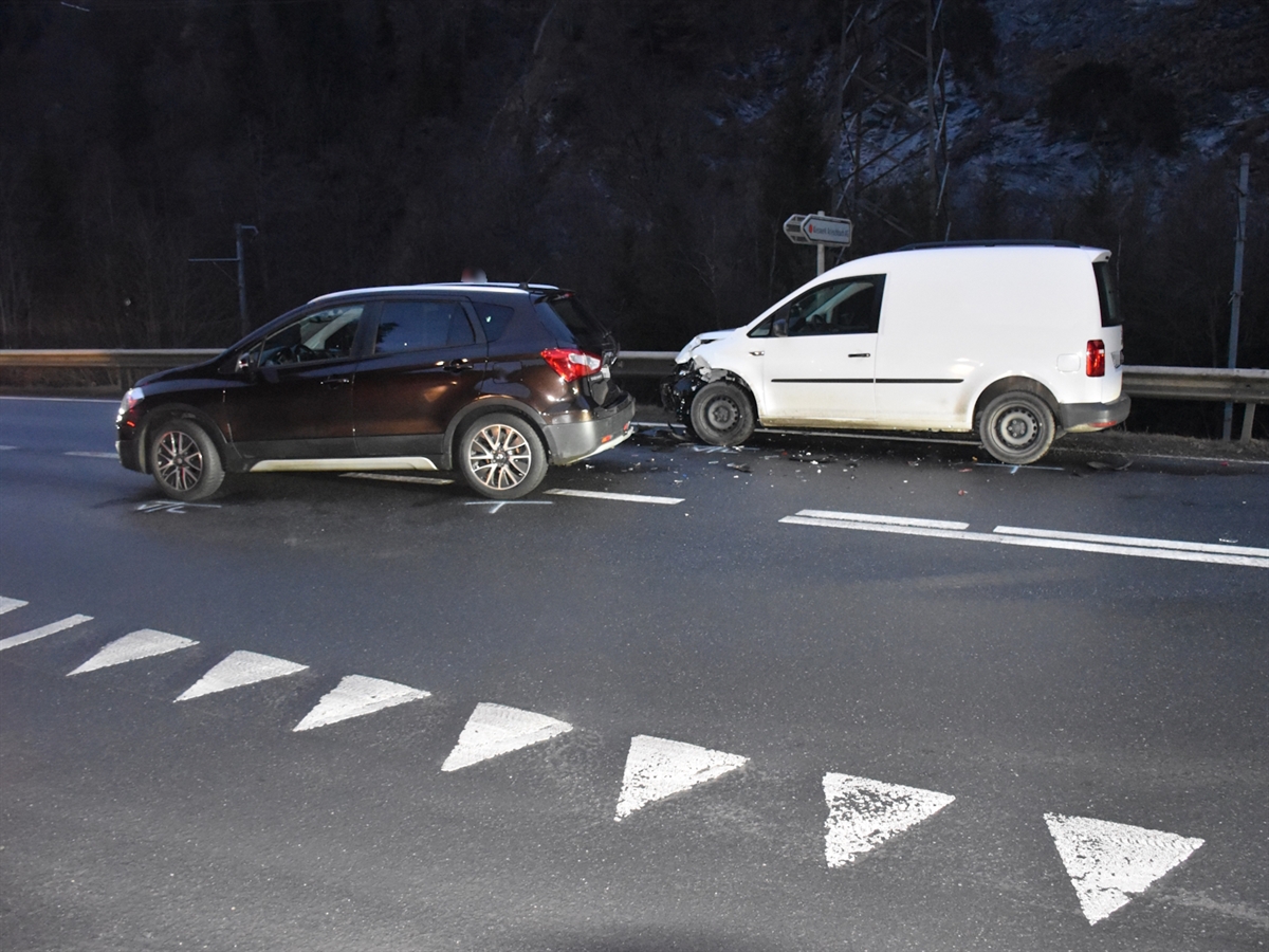 Die beiden Unfallfahrzeuge stehen hintereinander beschädigt auf der Prättigauerstrasse.