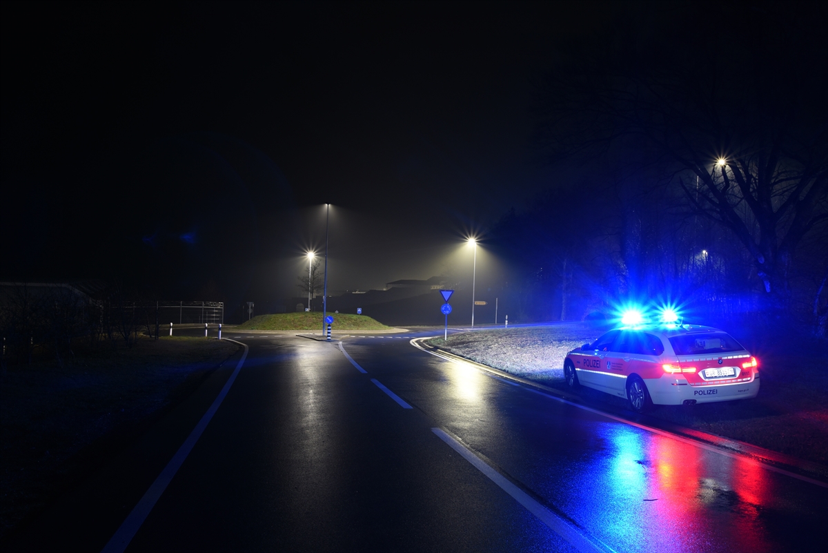 Patrouillenfahrzeug im Dunkeln