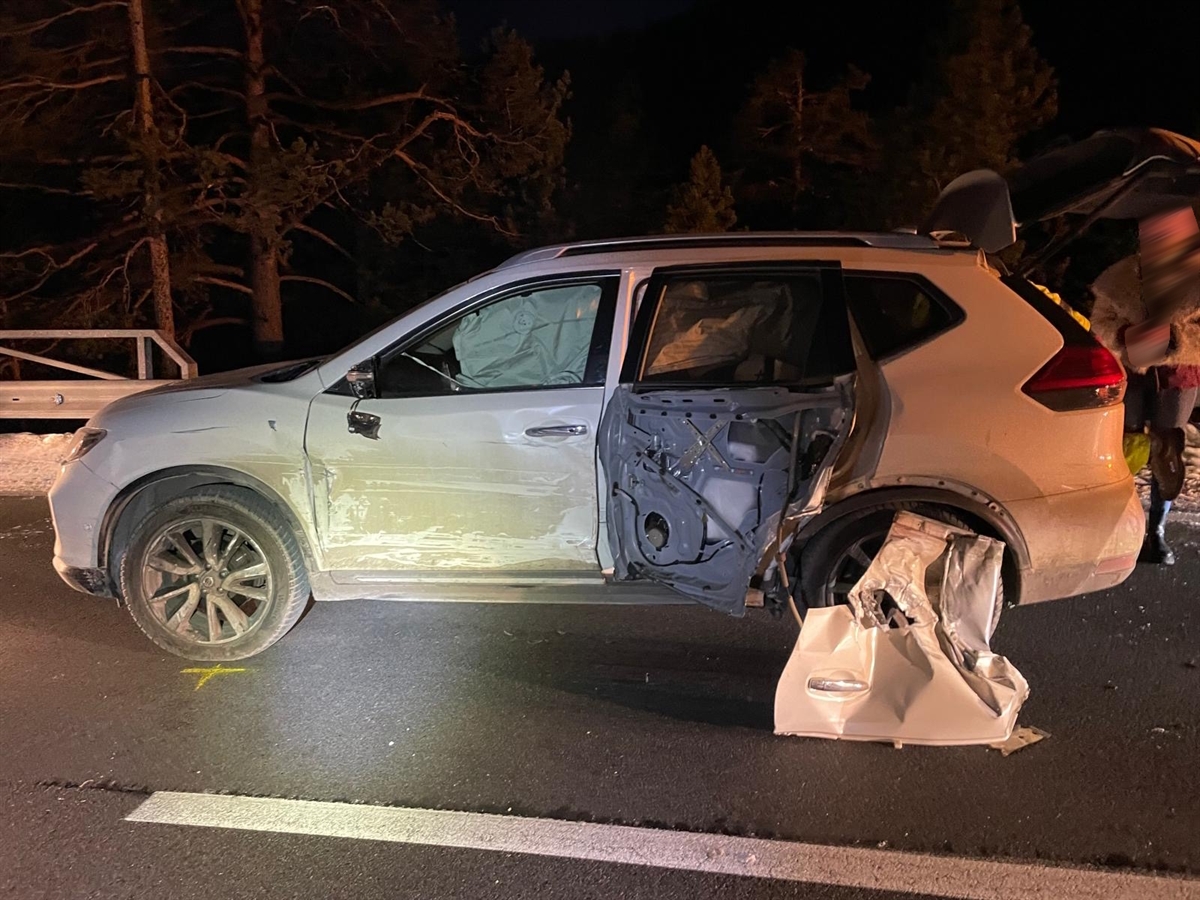 Seitliche Aufnahme eines hellen Autos mit beschädigter Fahrerseite. Die Aussenhaut der Türe hinten ist abgerissen. Die Seitenairbags sind ausgelöst.