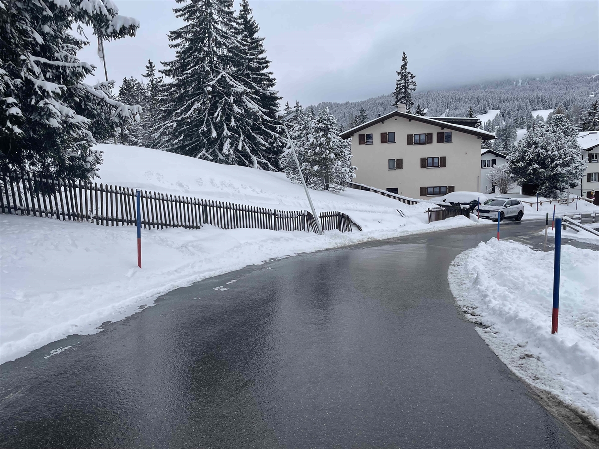 Übersichtsaufnahme Unfallörtlichkeit, schief liegender Kandelaber