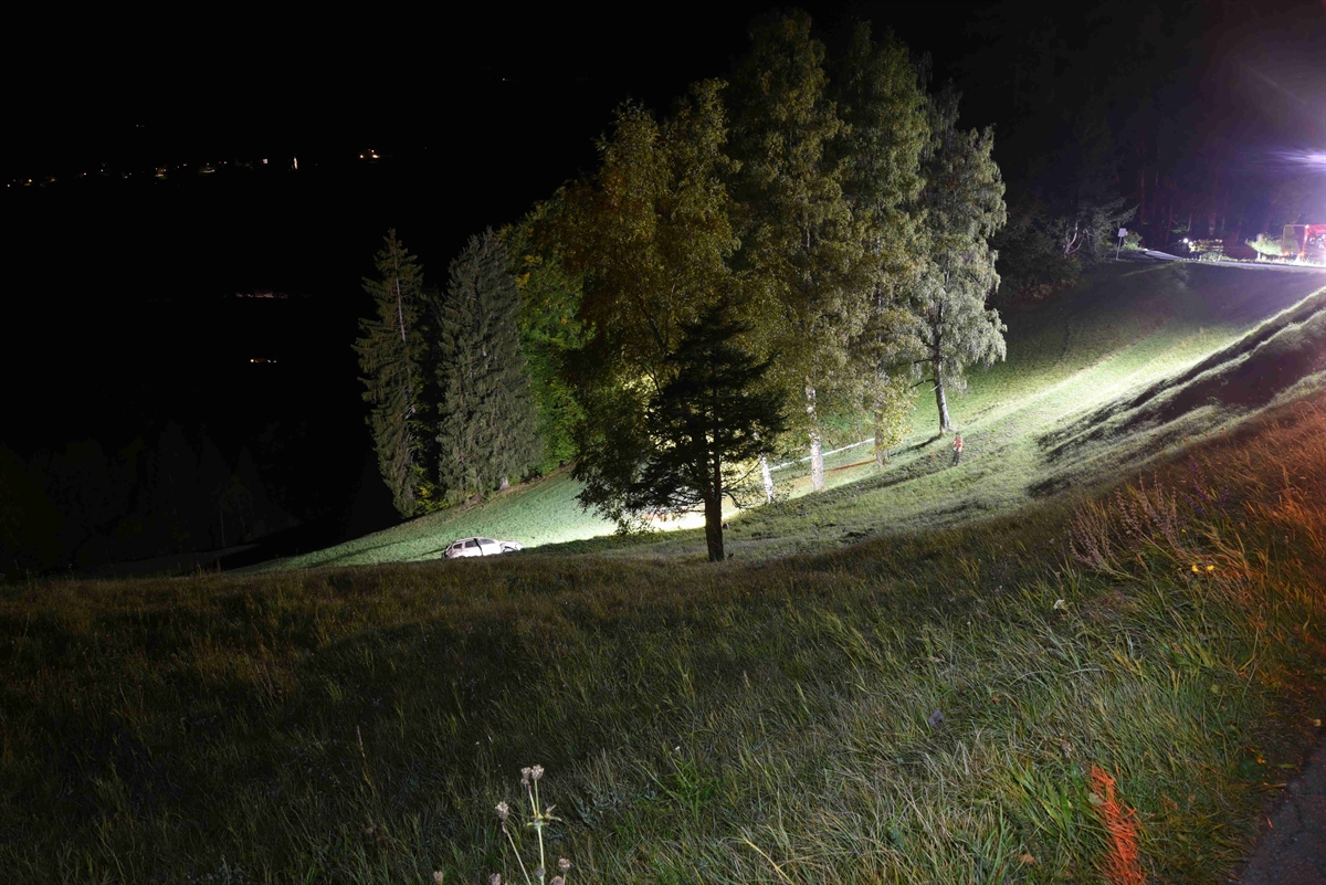 Übersichtsaufnahme, steile Maiensässwiese mit beschädigtem Fz 