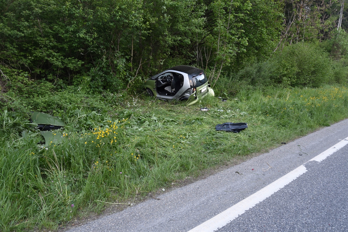 Kleinwagen steht stark beschädigt neben Fahrbahn