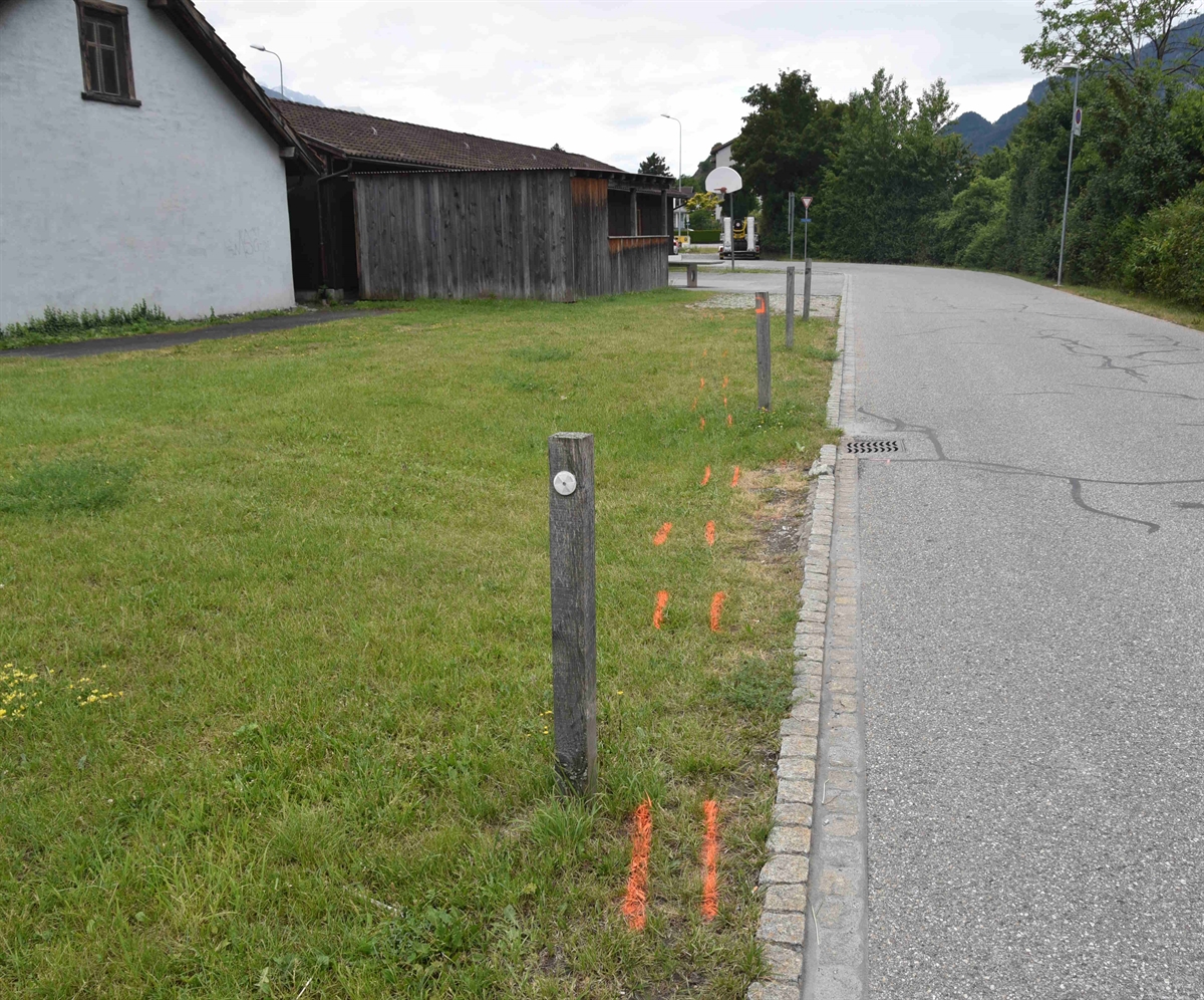 Übersichtsaufnahme Nebenstrasse Plong Muling, linksseitig Jugendtreff-Gebäude
