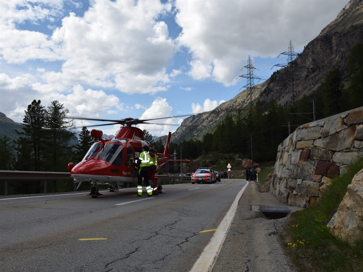 Rettungshelikopter auf der Berninastrasse, dahinter Rettungswagen