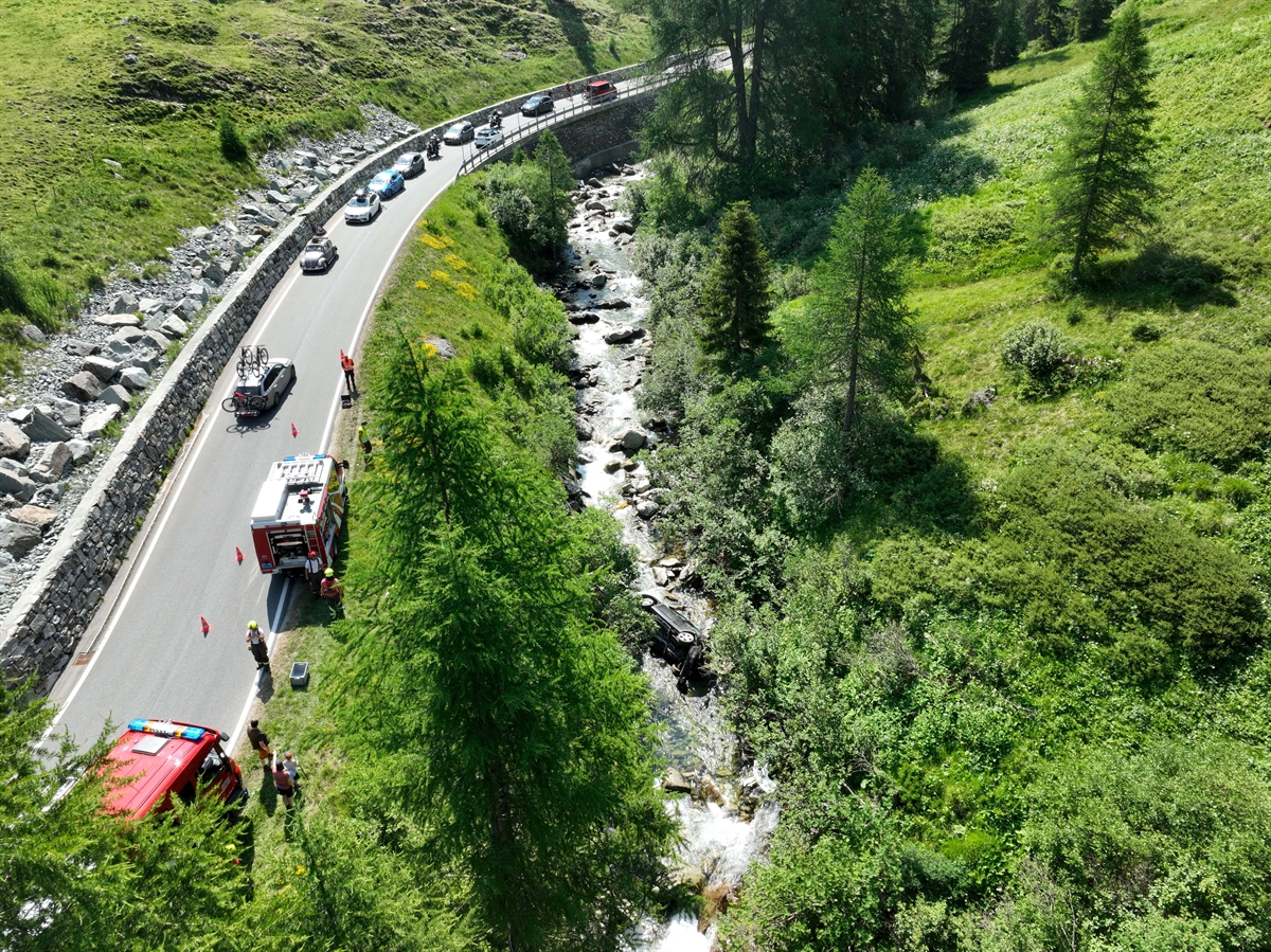 Splügenpassstrasse in Richtung Süden. Fahrzeug unterhalb Strasse in Seitenlage in Bachbett