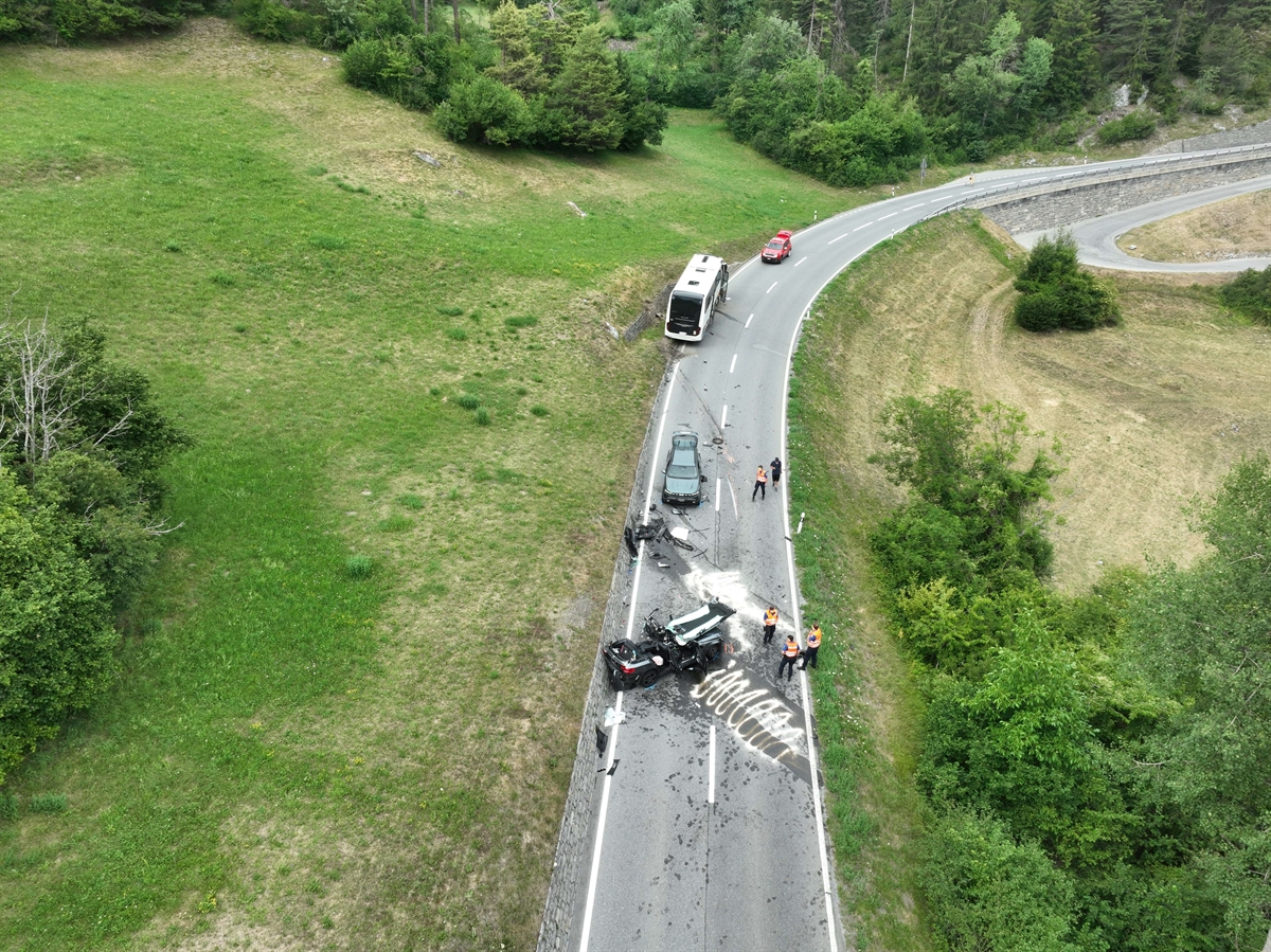 Zwei Personenwagen und ein Reisebus schwer beschädigt auf Hauptstrasse