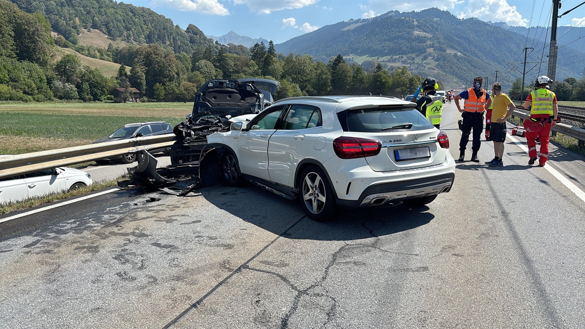Zwei Personenwagen stehen stark beschädigt auf Fahrbahn