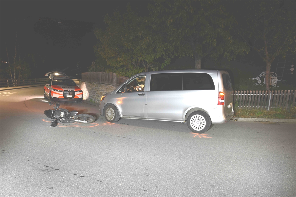 Aufnahme der beschädigten Fahrzeuge, Motorrad liegt am Boden.