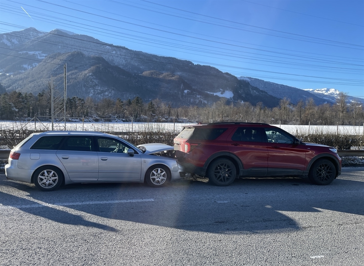 Seitenansicht von den kollidierten Autos hintereinander