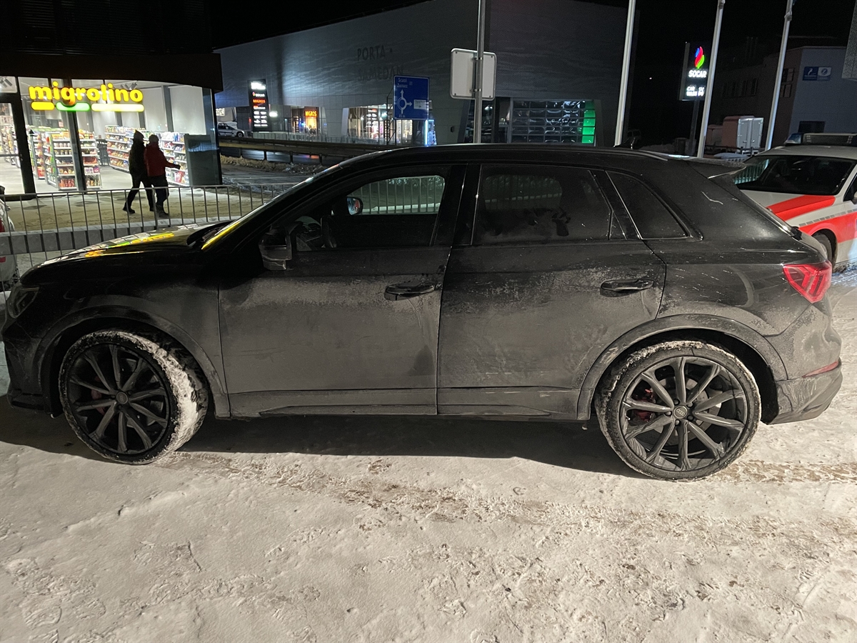 Beteiligter schwarzer Audi RS Q3 mit Bündner Kontrollschilder.