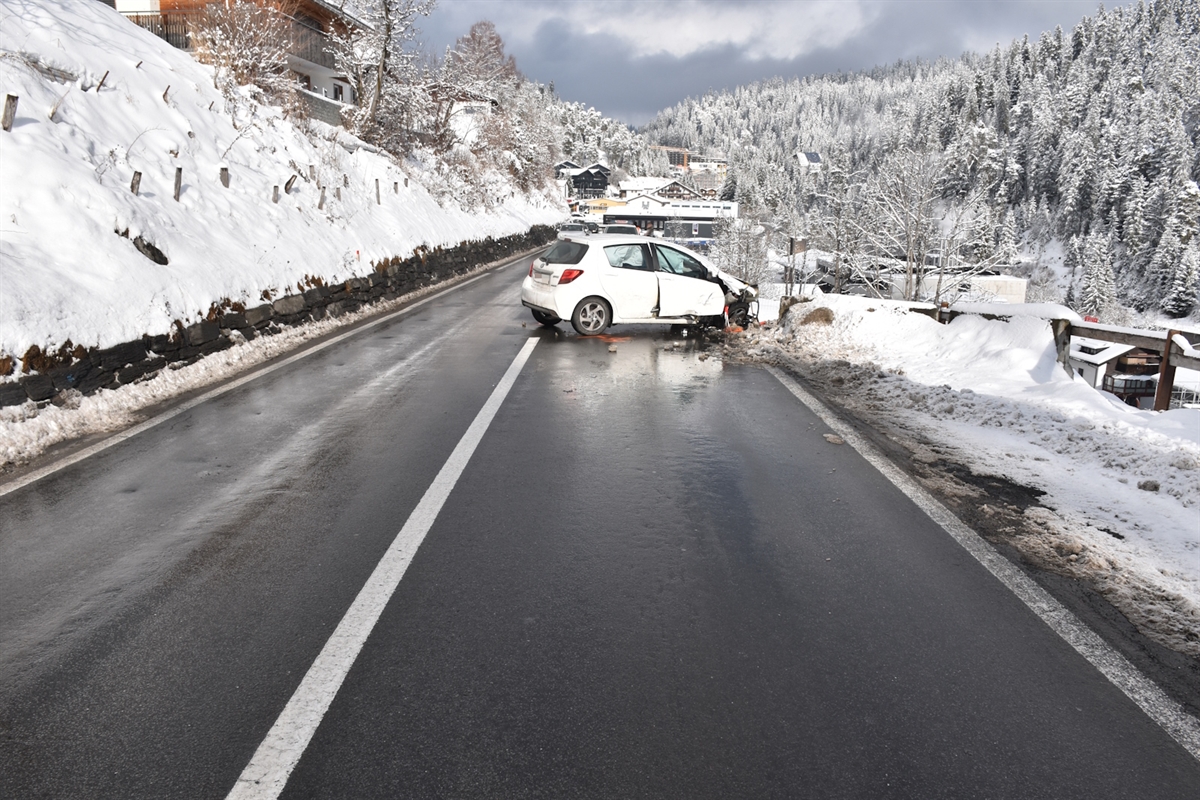Winterlandschaft. Das total beschädigte Auto steht auf seiner Fahrspur schräg auf der Strasse.
