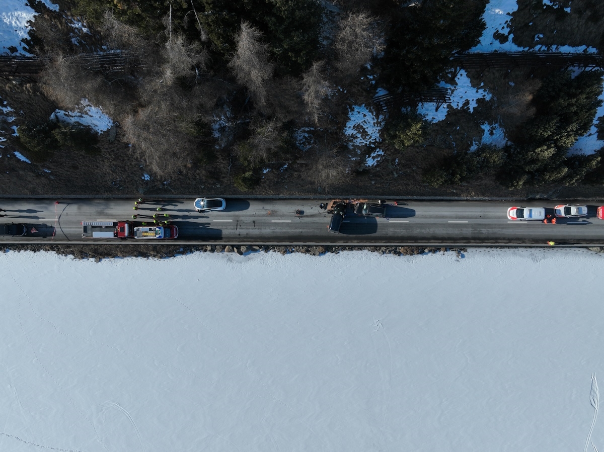 Die Unfallstelle mit den drei beteiligten Autos. An beiden Seiten jeweils Einsatzkräfte der Polizei und der Feuerwehr.