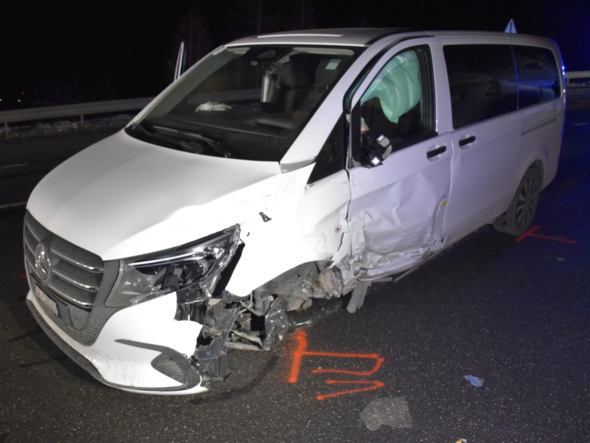 Der weisse Mercedes Vito mit einer starken Beschädigung vorne links sowie auf der linken Fahrzeugseite. Das Rad vorne links fehlt.