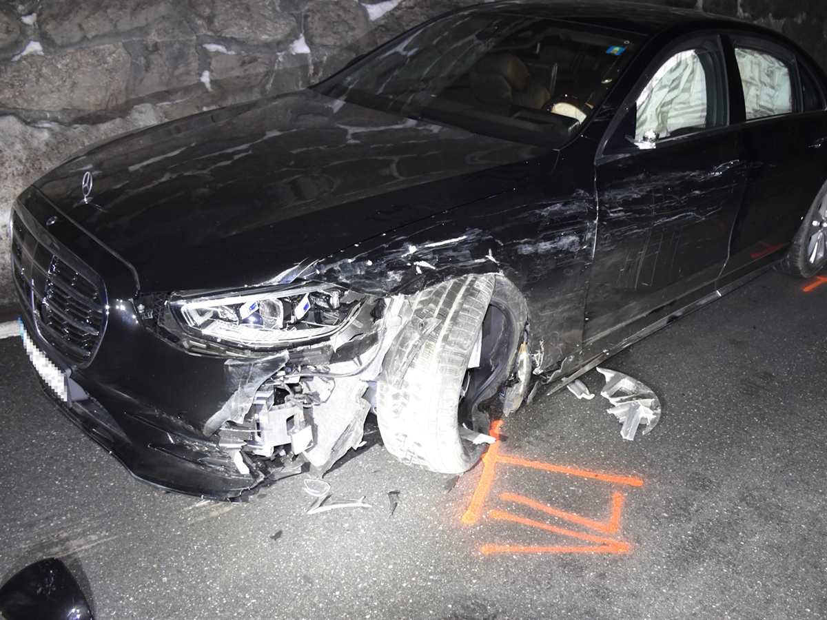 Der schwarze Mercedes des Schweizers mit Beschädigung vorne links und der linken Fahrzeugseite.