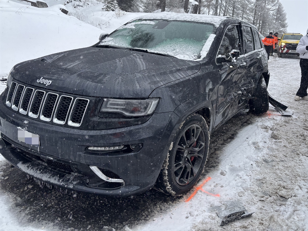 Die stark beschädigte linke Seite des Autos. Die hintere Radaufhängung ist komplett beschädigt. 
