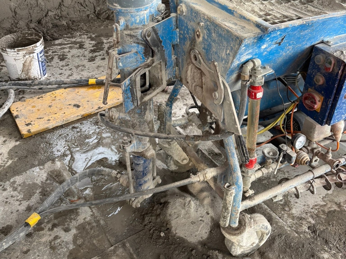 Der Verputzmischer. Gut sichtbar eine offene Klappe.