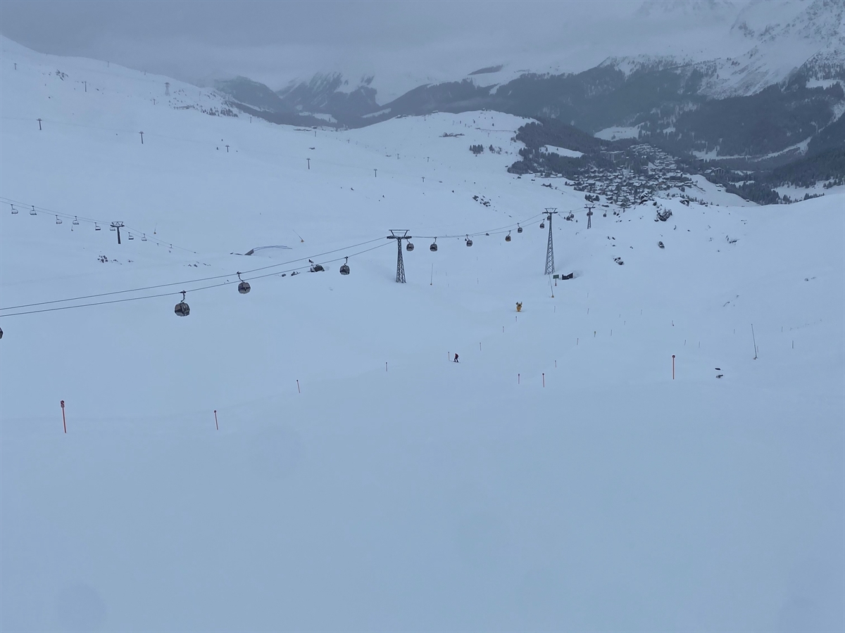 Die Abfahrt der Hörnlipiste im Skigebiet Arosa-Lenzerheide von oben fotografiert.