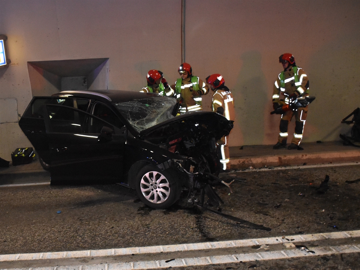 Das in Richtung Flims gefahrene Auto an einer Tunnelwand. Der Motorblock ist herausgerissen. Im Nahbereich Einsatzkräfte.