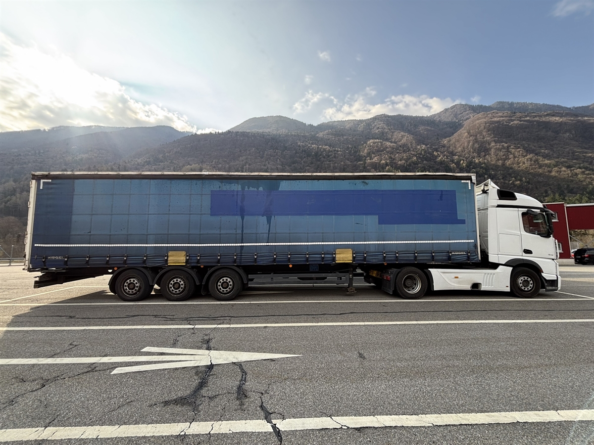 Das überladene Sattelmotorfahrzeug steht auf dem Platz des Schwerverkehrskontrollzentrums in San Vittore