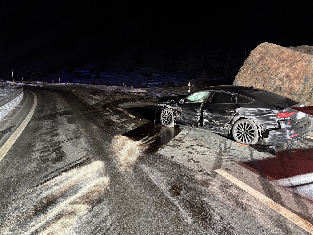 Das total demolierte Auto mit Front in Richtung Kurve. Auf der Fahrbahn sind Schleuder- sowie Ölspuren ersichtlich.