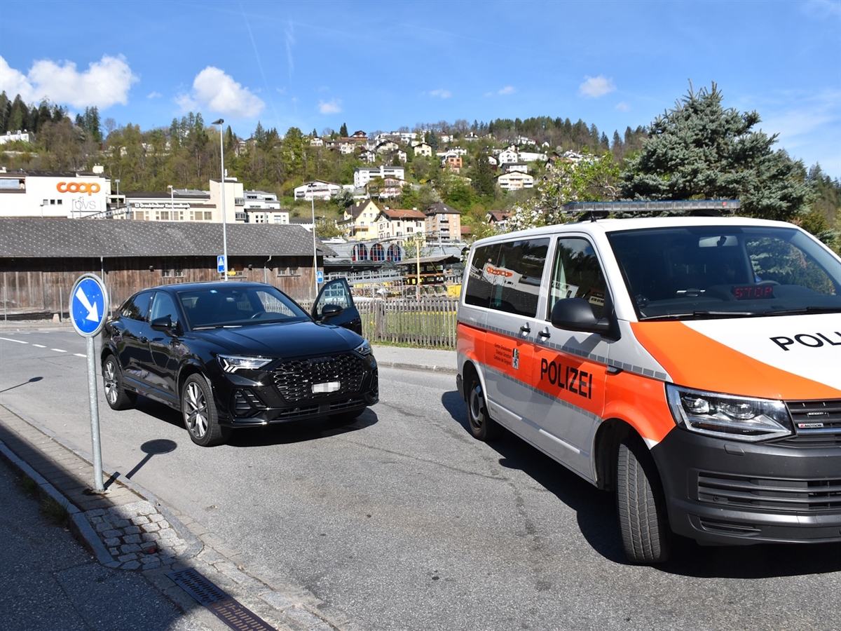 Aufnahme am Anhalteort. Rechts steht rechts ein Polizeiauto und links davon das entwendete Auto mit offener Fahrertür.