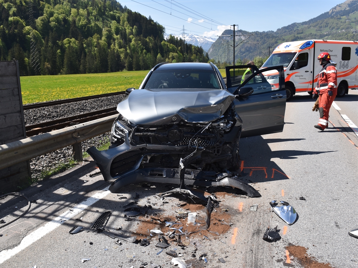 Das an der Front vollständig eingedrückte Auto des 64-Jährigen