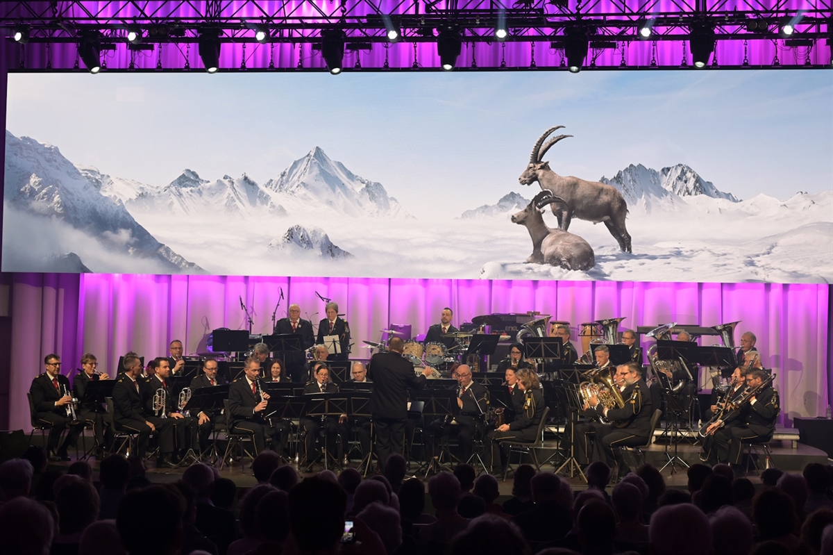Die Polizeimusik Graubünden spielt auf der Bühne des Kursaals in Bern. Im Hintergrund die beiden Steinböcke Gian und Giachen.