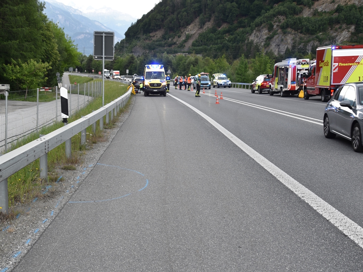 Einsatzfahrzeuge und Einsatzkräfte auf der A13.