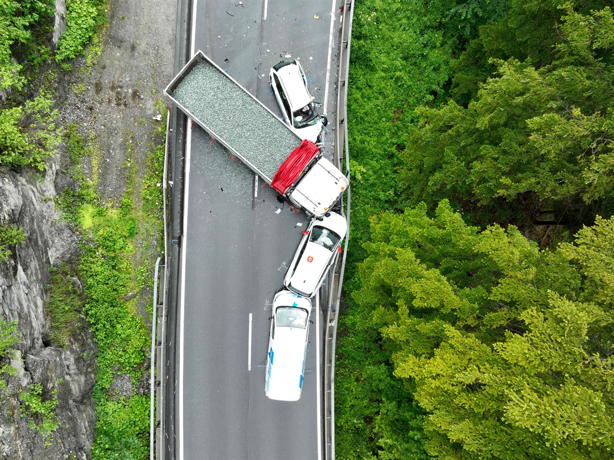 Bild aus der Luft mit der Endlage der vier Fahrzeuge
