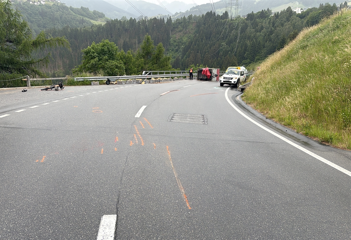 Anhänger quer auf der Strasse