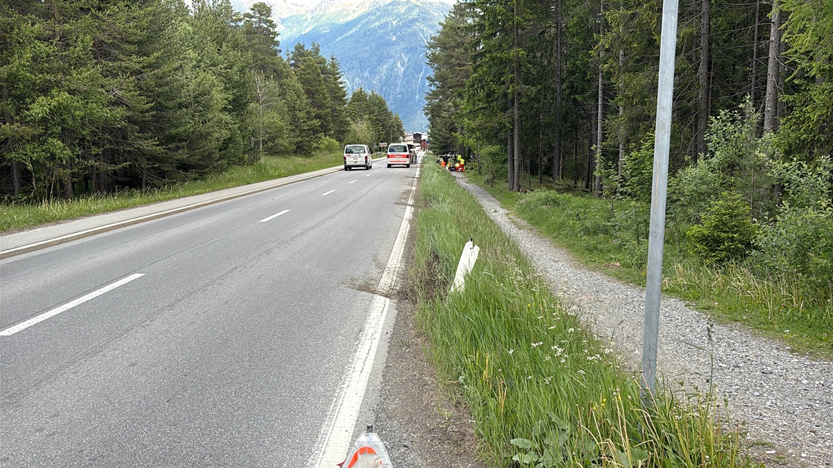 Strasse, Rettungswagen und Rettungsteam auf Fussweg