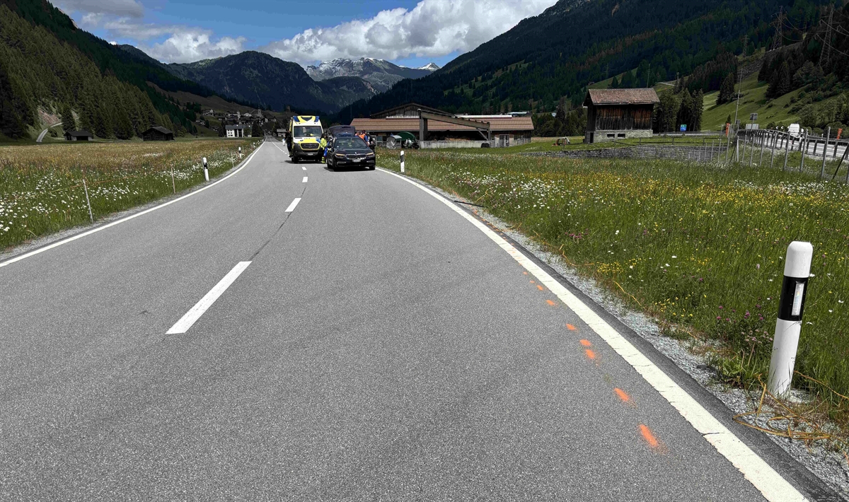 Rettungswagen und Auto des Dienstarztes auf der Strasse