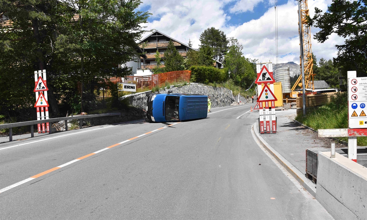 Blauer Lieferwagen liegt linksseitig vor der Baustelle auf der Fahrbahn.