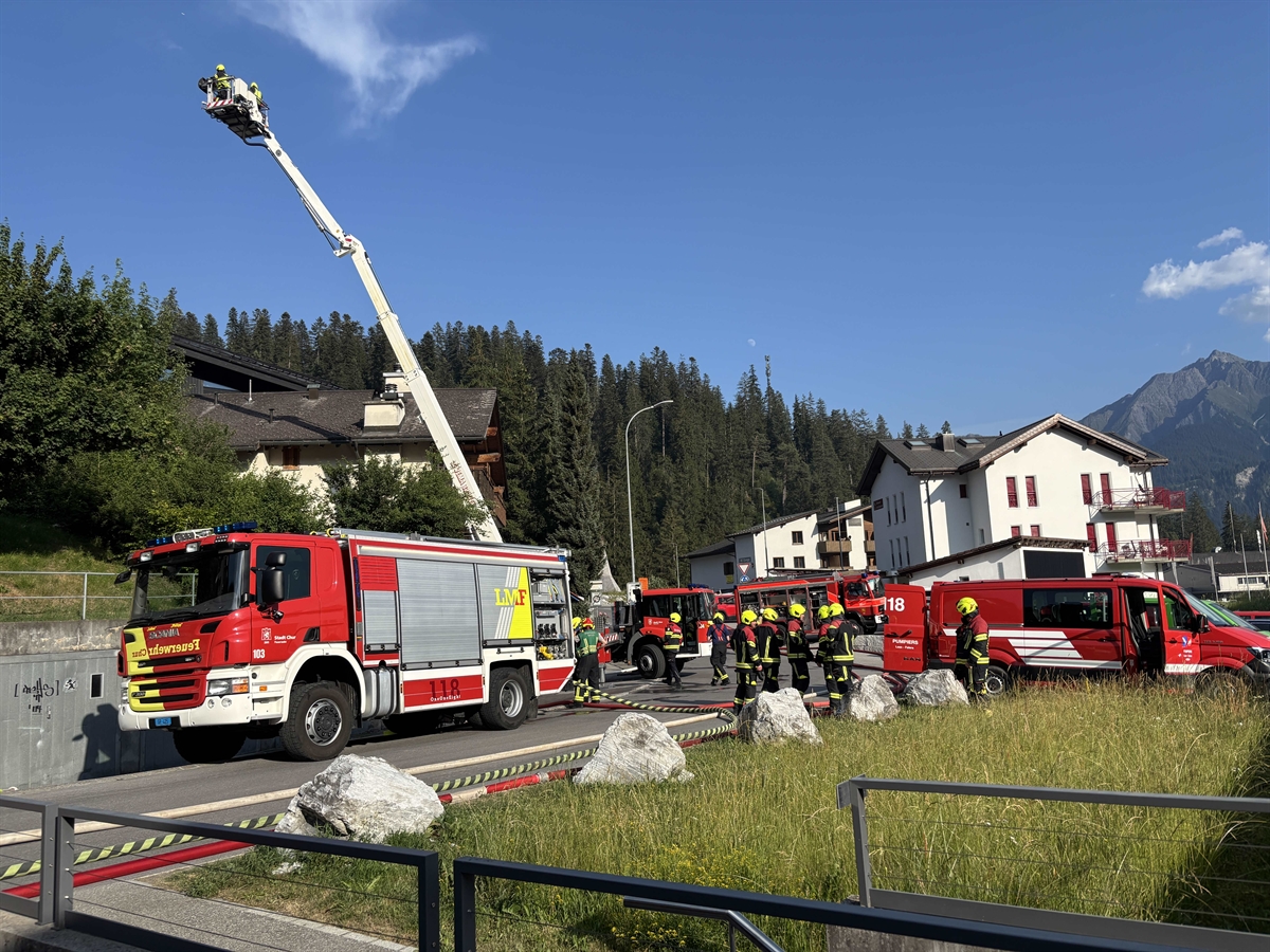 Mehrere Feuerwehrautos und Drehleiter
