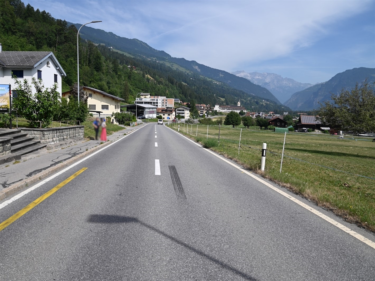 Der Verlauf der Italienischen Strasse bei der Unfallstelle. Auf der Fahrbahn ist eine Bremsspur erkennbar.