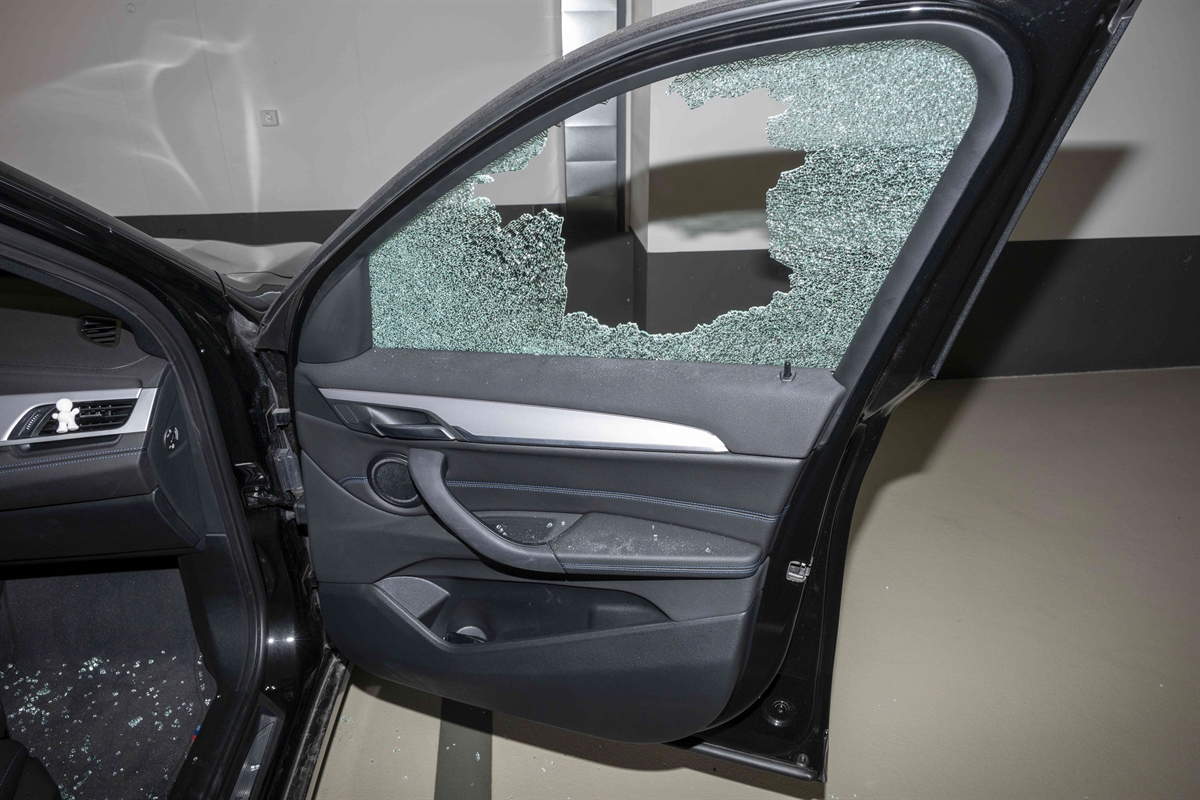 zersplittertes Fenster an Autotüre