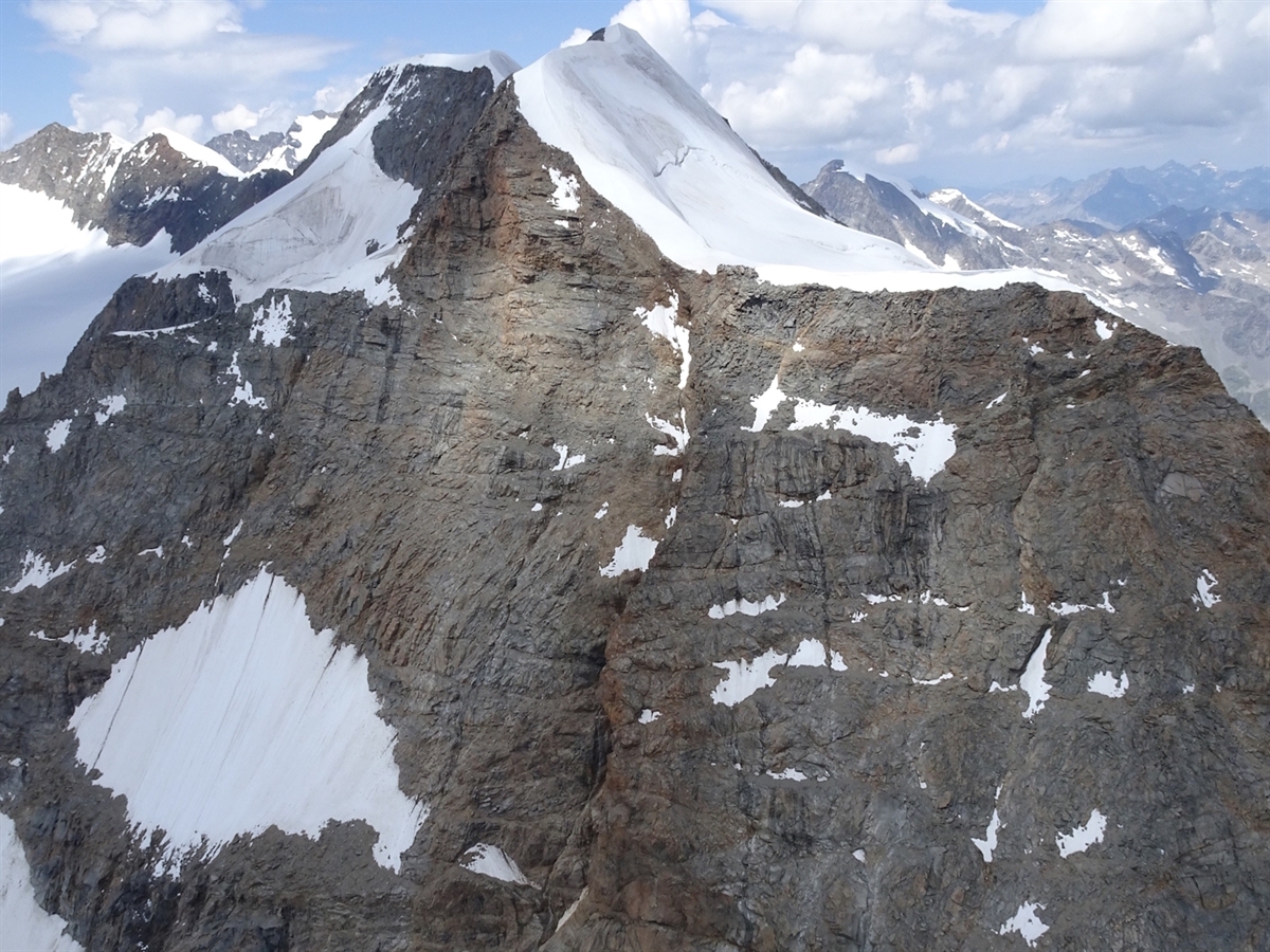 Die schneebedeckte Ostflanke des Piz Palü und die schneefreie Felspassage.