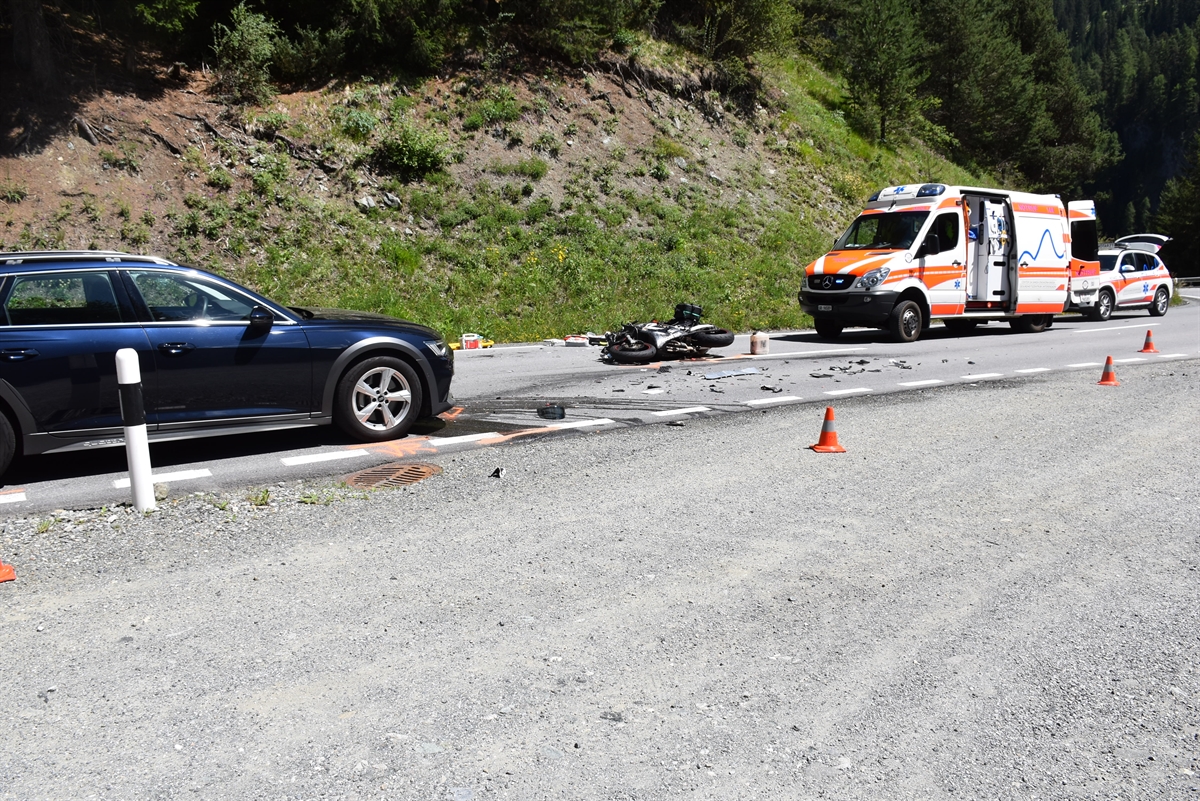Links das Auto, mit welchem das Motorrad frontal kollidierte. In der Mitte das Motorrad und auf der Strasse hinter jenem der Rettungswagen und Notarzt.