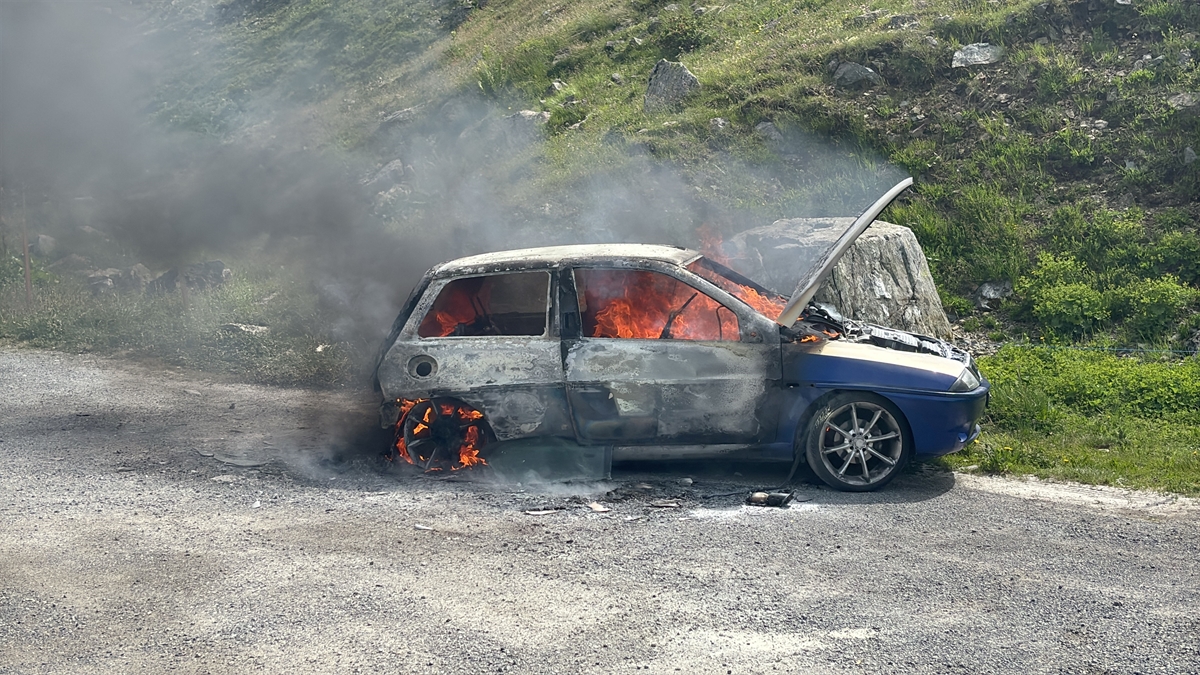 Flammen im Inneren des Autos
