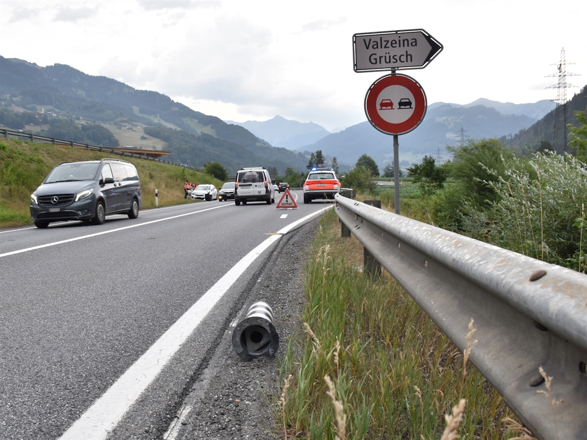 Gegenaufnahme der Unfallstelle. Das Unfallauto steht am Strassenrand. 