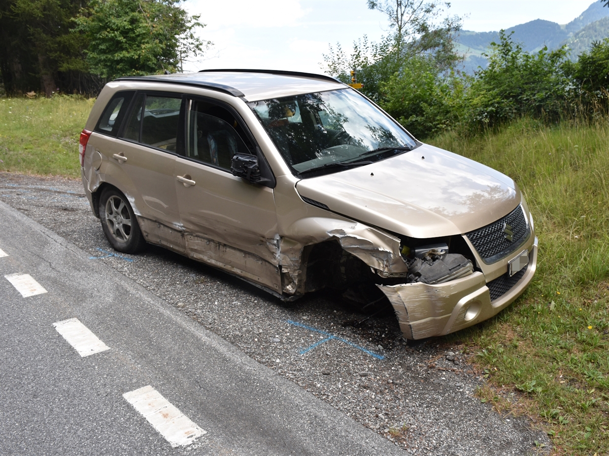 Ein Auto am Strassenrand. Die rechte Seite ist beschädigt und das vordere rechte Rad fehlt. 