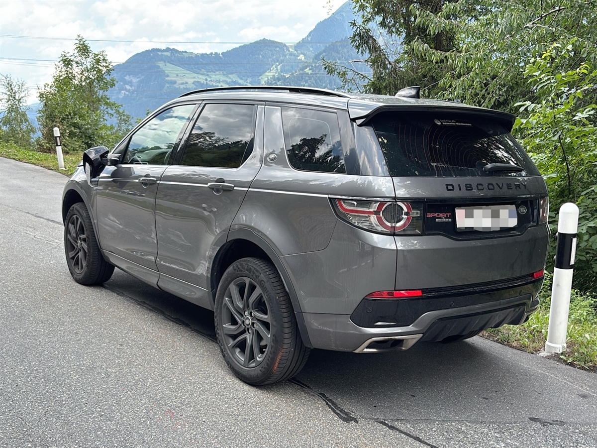 Ein anderes Auto. Die linke Seite ist beschädigt.  