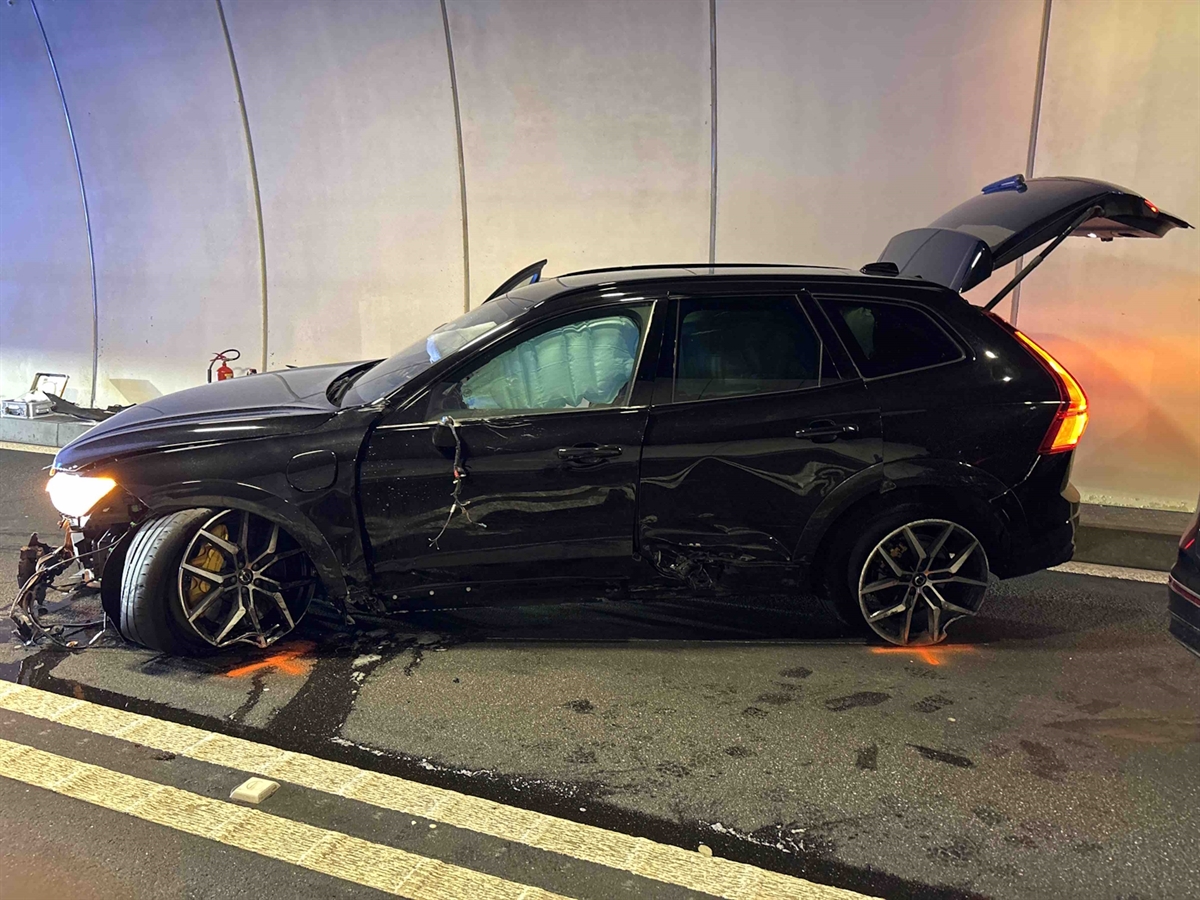 Die linke Wagenseite. Beide Radaufhängungen sind abgerissen und die Airbags sind ausgelöst.  