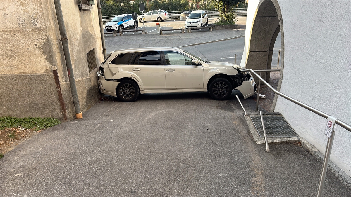 Weisses Auto zwischen zwei Häusern eingeklemmt