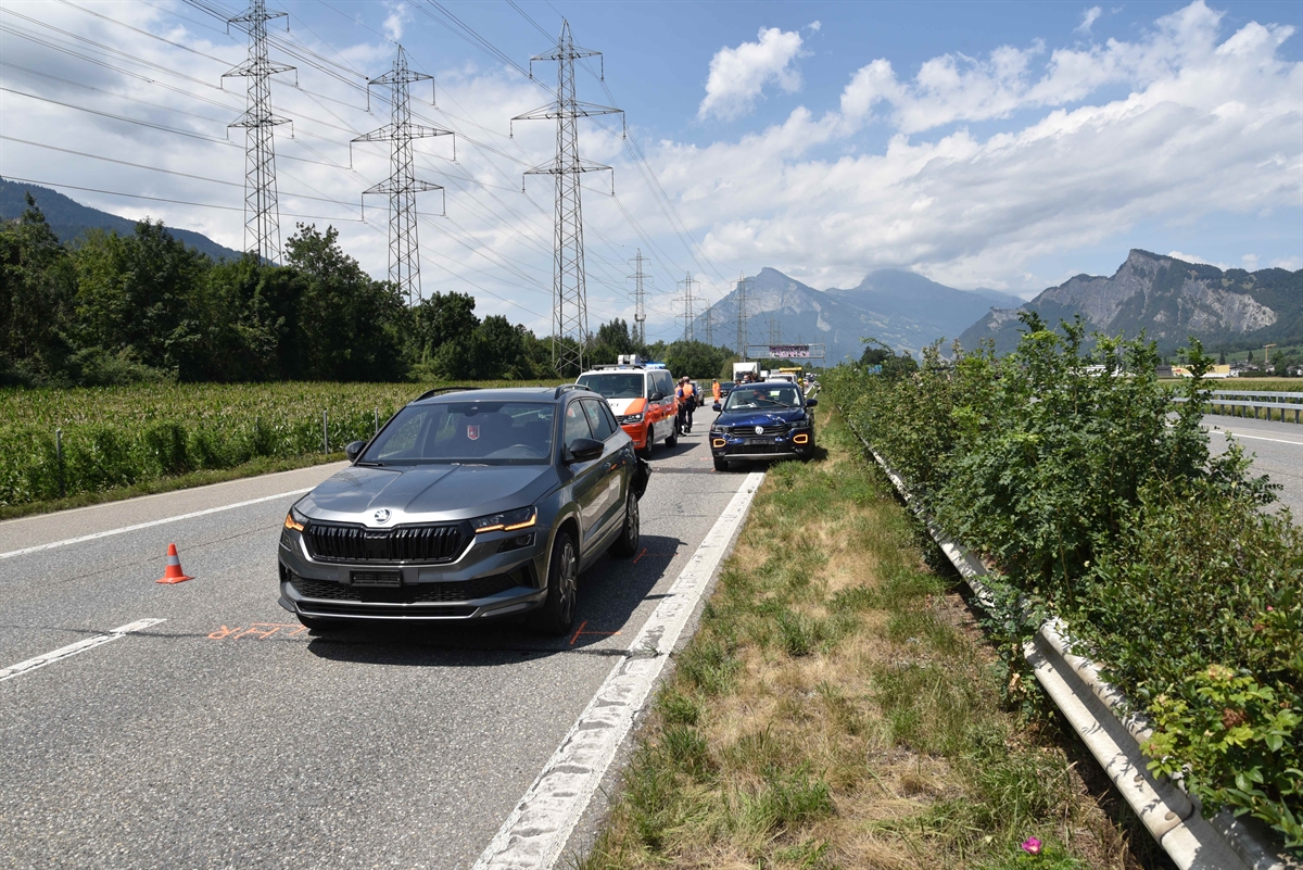 Zwei verunfallte Personenwagen auf der Überholspur