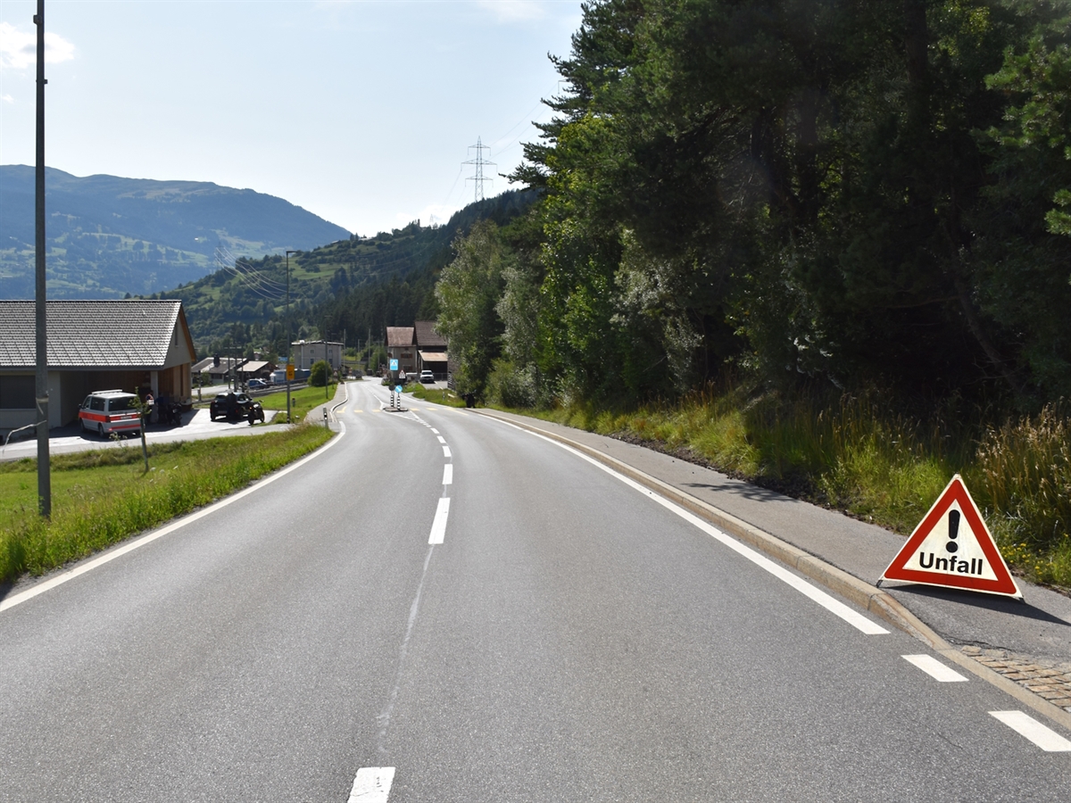 Eine übersichtliche sanfte Linkskurve. Rechts an der Strasse in Faltsignal 