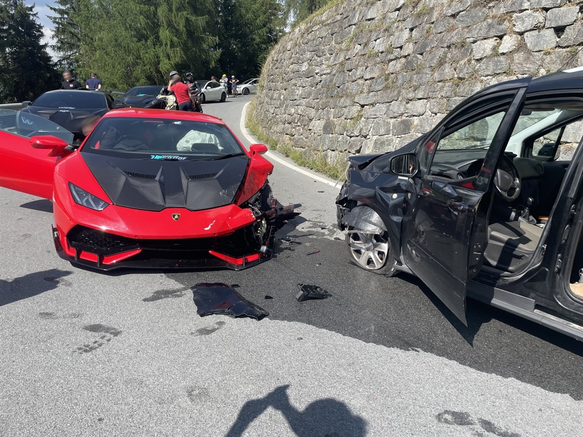 Rechts ein nahe einer Stützmauer stehendes Auto mit total beschädigter linker Front. Links davon das talwärts gefahrene Auto mit demselben Schadensbild.