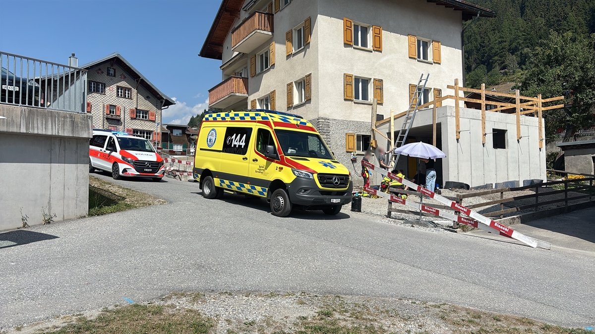 Das Garagendach mit der Absturzsicherung, im Vordergrund ein Rettungswagen und dahinter ein Polizeiauto.